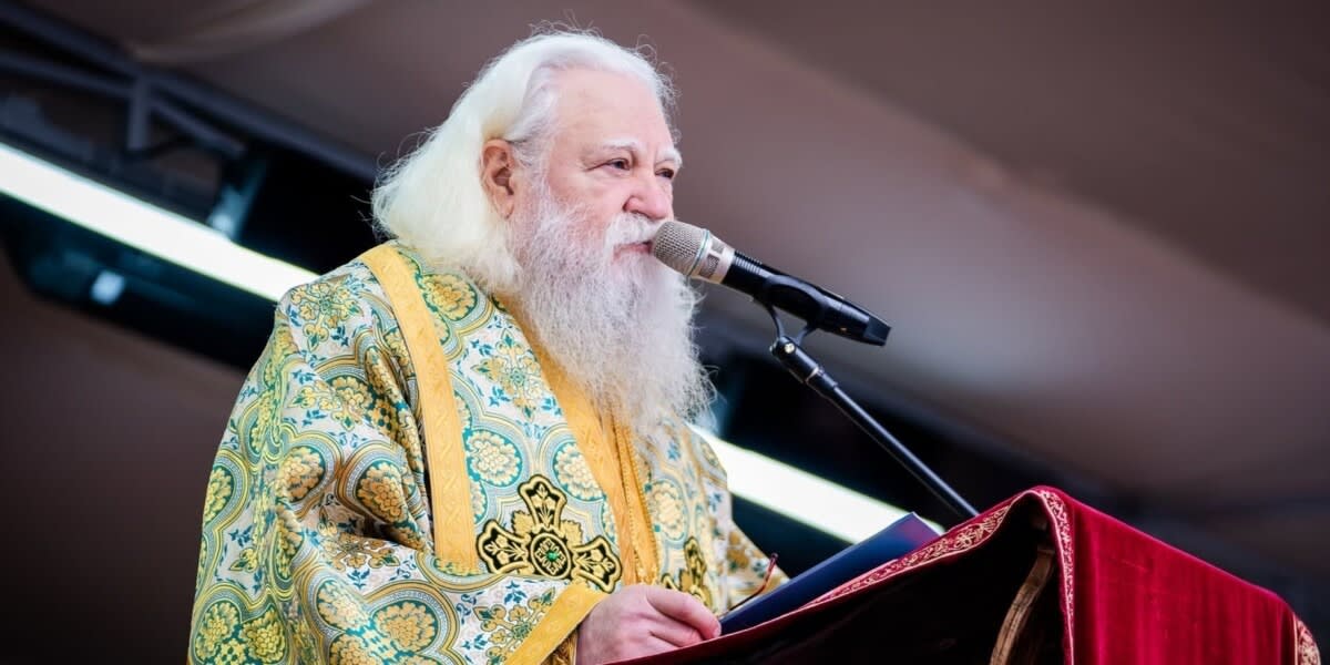 IPS Calinic în timpul discursului, simbol al educației spirituale IPS Calinic în timpul discursului, simbol al educației spirituale