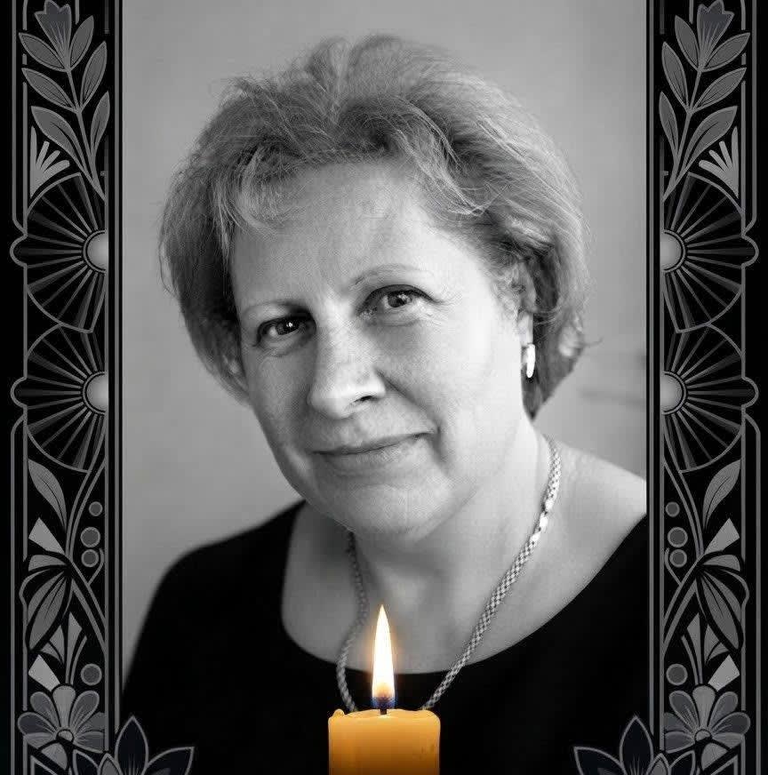 Portret al profesoarei Maria Păduraru, femeie în vârstă, cu violoncel Portret al profesoarei Maria Păduraru, femeie în vârstă, cu violoncel