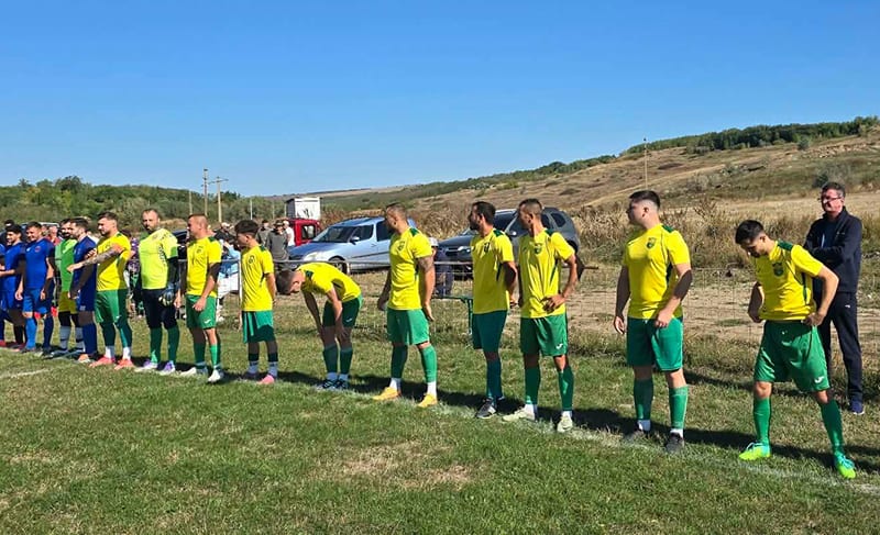fotbal în teren, meci de Liga 4 Vaslui, jucători în acțiune fotbal în teren, meci de Liga 4 Vaslui, jucători în acțiune