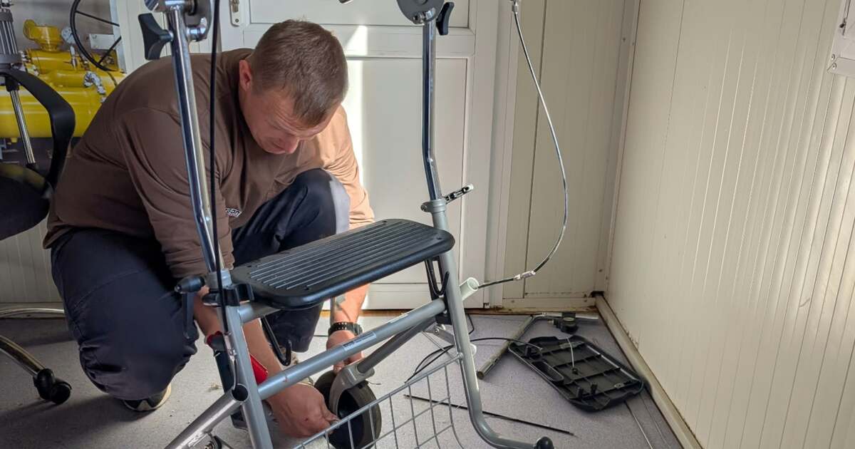 deținut reparând scaune cu rotile pentru persoane cu dizabilități deținut reparând scaune cu rotile pentru persoane cu dizabilități