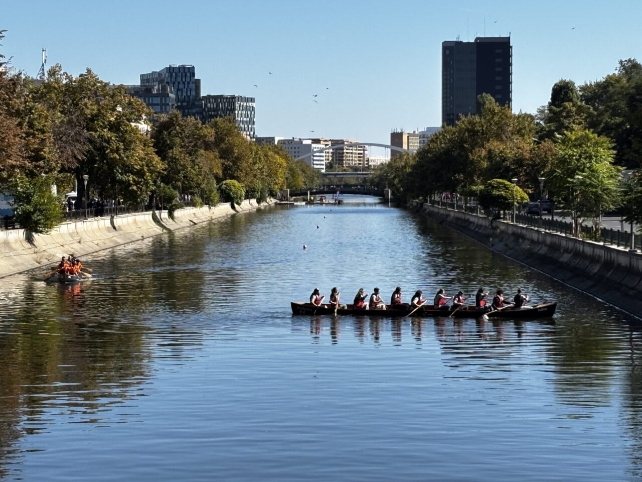 activități pe apă pe Dâmbovița, oameni în canoe și canotci activități pe apă pe Dâmbovița, oameni în canoe și canotci