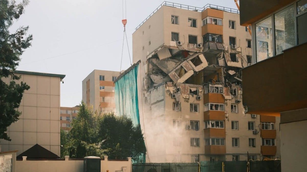 utilaj de demolare bloc Rahova, echipamente speciale, intervenție controlată utilaj de demolare bloc Rahova, echipamente speciale, intervenție controlată