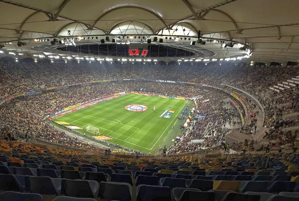 Echipele naționale de fotbal ale României și Suediei pe teren