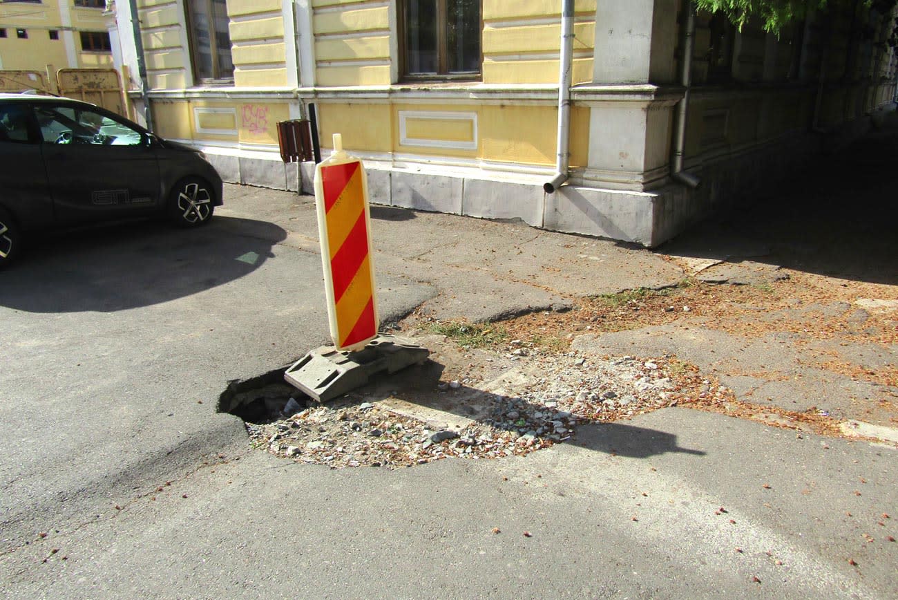 Situație periculoasă în zona Colegiului «Murgoci» din Brăila, canalizarea neterminată pune în pericol pietonii