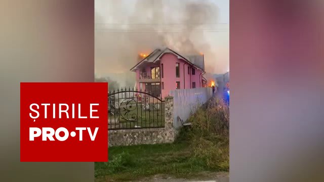 Incendiu în Bacău distruge o casă, familia rămâne fără locuință