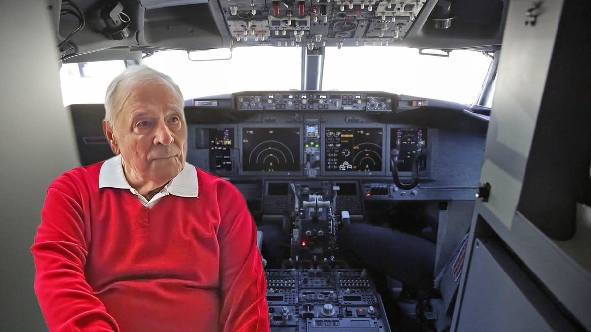 pilot român explicând sistemele de securitate din avion pilot român explicând sistemele de securitate din avion
