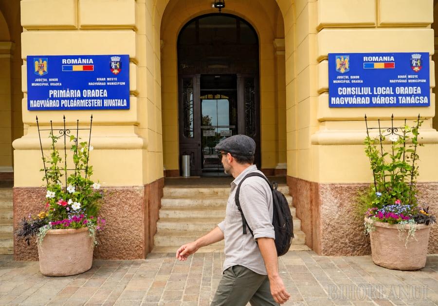 imagine cu parcări din Oradea, semne de circulație și mașini imagine cu parcări din Oradea, semne de circulație și mașini