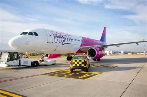 avion Wizz Air decolând de pe aeroportul din Cluj