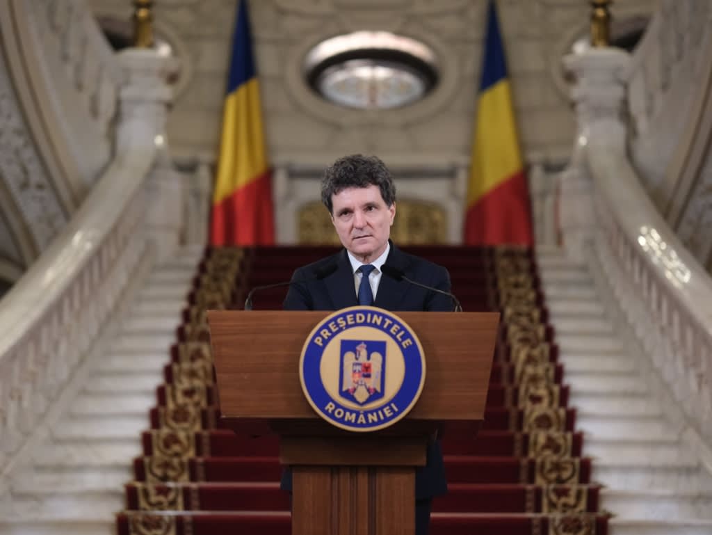 imagine cu sediul Guvernului și simboluri politice