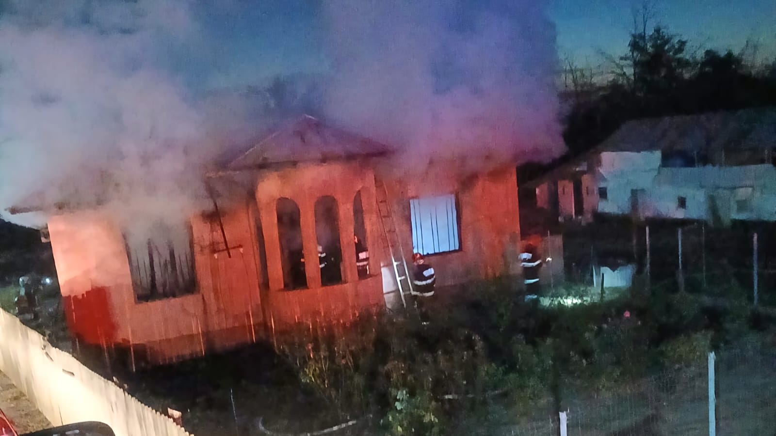 Un incendiu în Brebina a distrus o casă, o femeie a fost rănită