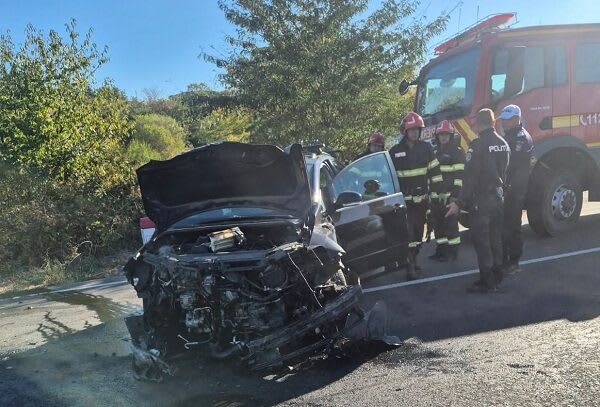Coliziune pe DN 57 la Moldova Nouă, două mașini distruse