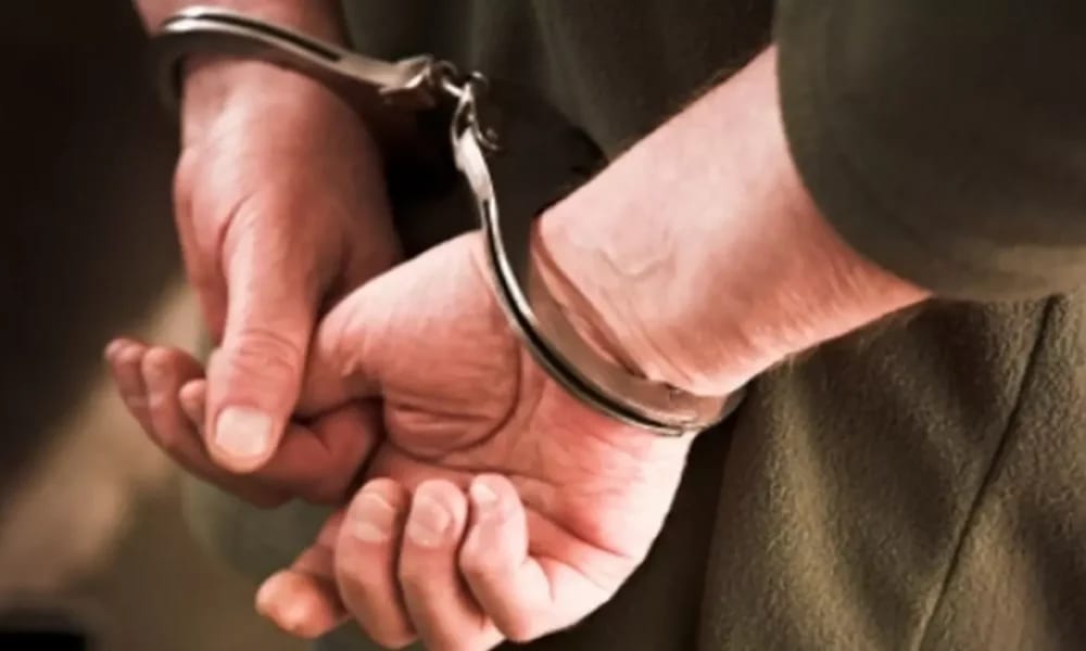 Polițiști în intervenție la domiciliu, bărbat agresiv Polițiști în intervenție la domiciliu, bărbat agresiv