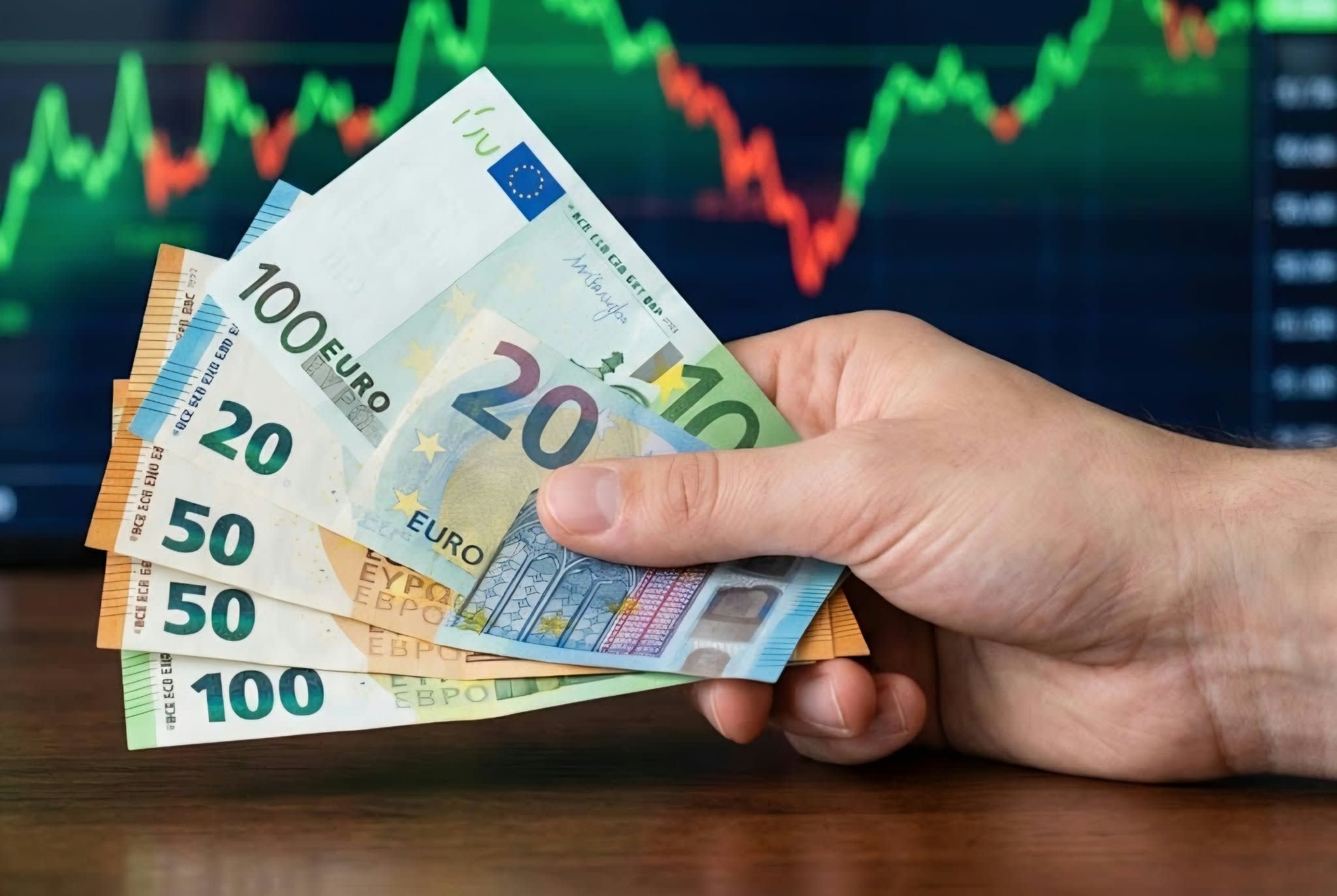 monede euro și dolar pe birou, curs valutar