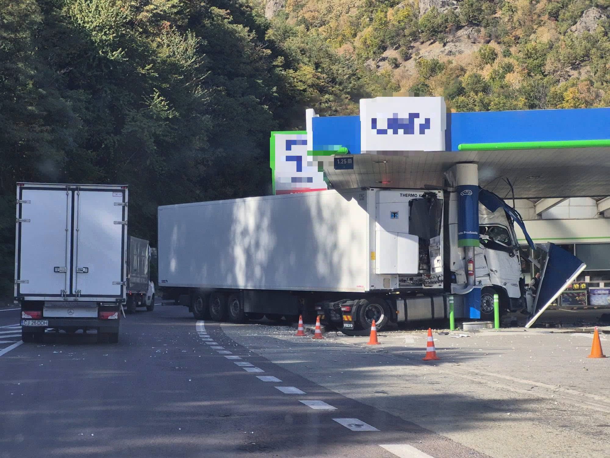 TIR lovind pompele de carburant la benzinărie pe Valea Oltului TIR lovind pompele de carburant la benzinărie pe Valea Oltului