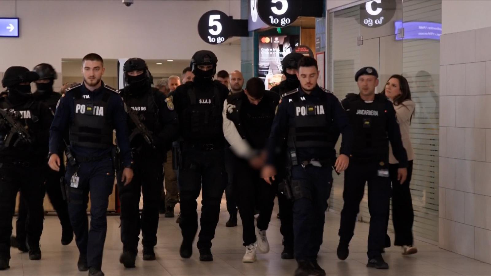 Vlad Bălțățeanu escortat de polițiști pe aeroportul Otopeni Vlad Bălțățeanu escortat de polițiști pe aeroportul Otopeni