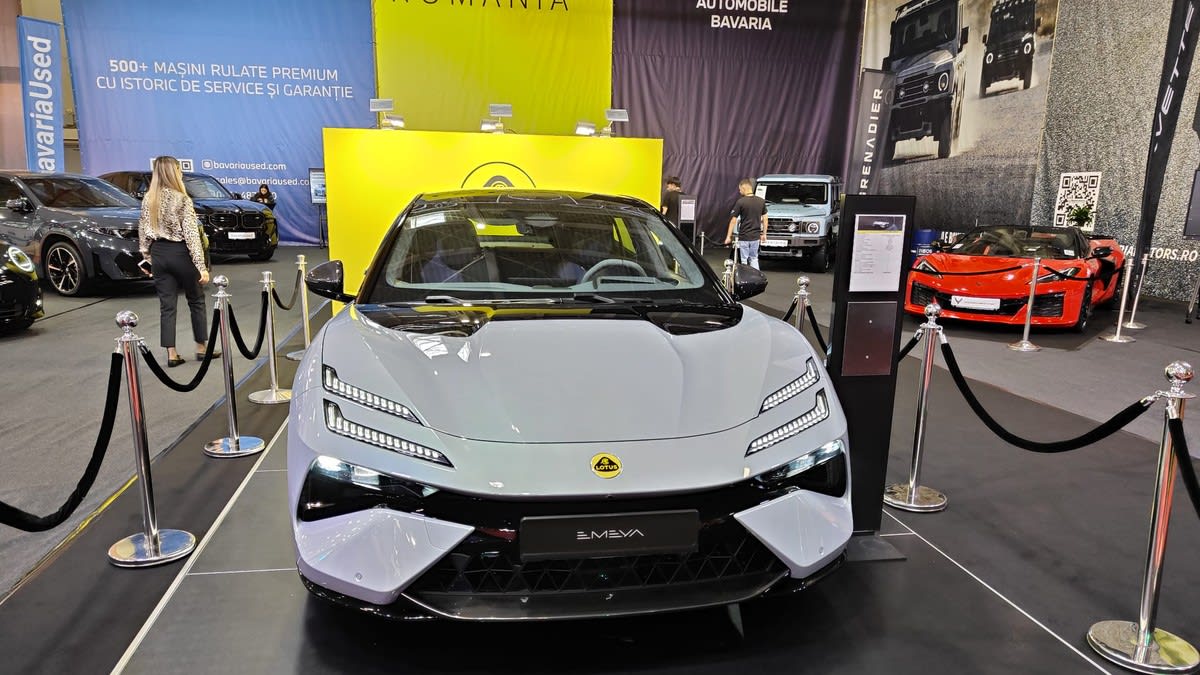 expozitie auto, modele noi, standuri salon, mașini electrice și hibride