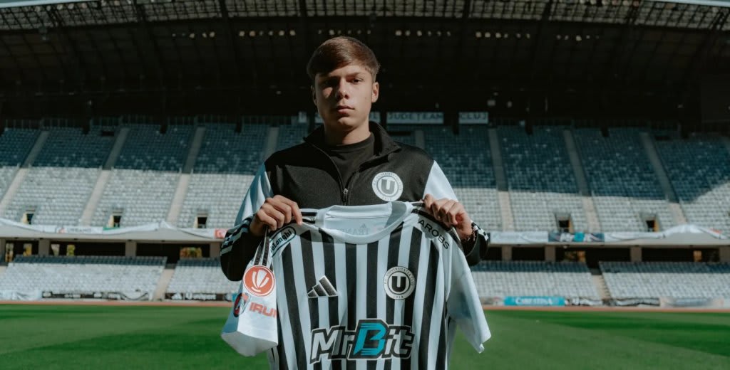Jucător tânăr de fotbal în tricoul U Cluj
