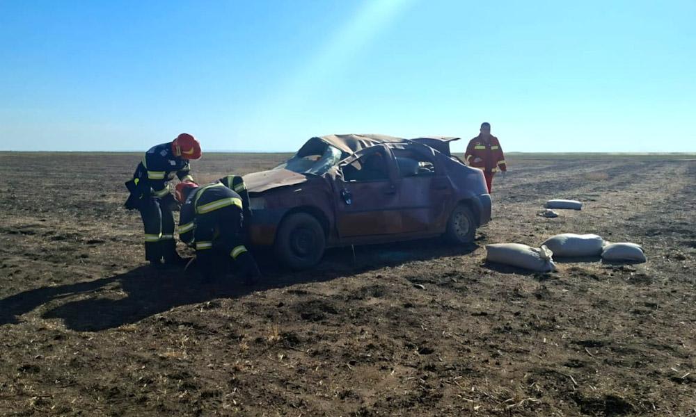 autoturism răsturnat în afara drumului, intervenție salvare
