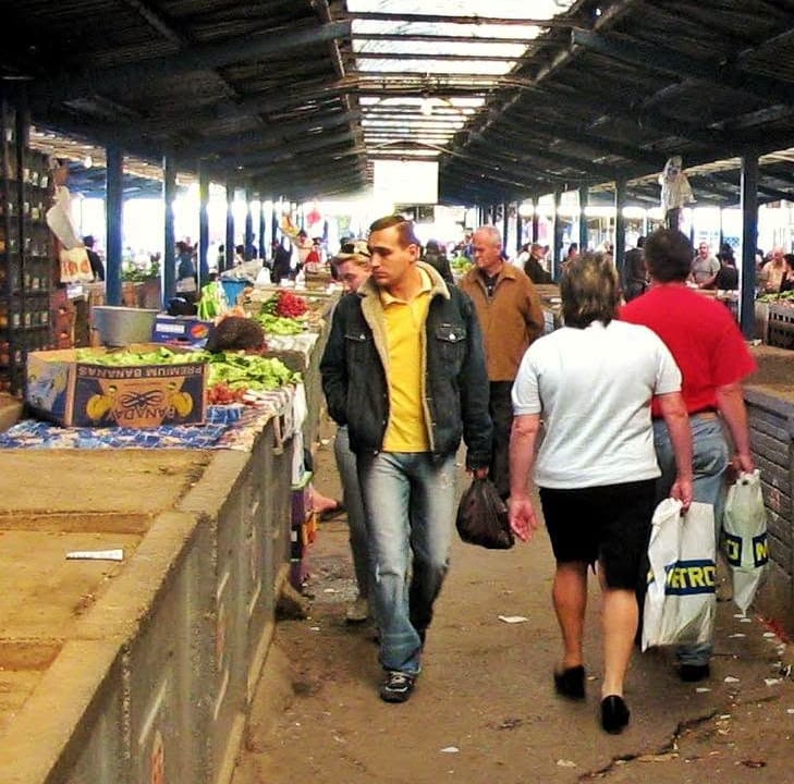 Un drum printre tarabele de beton din Piața Obor, acum 20 de ani