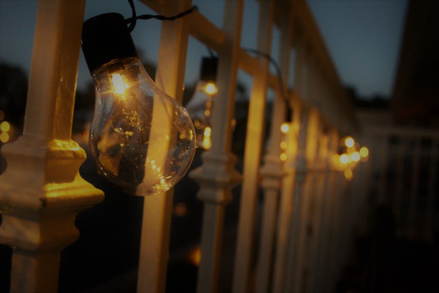 rețea electrică, stâlpi și cabluri, zonă urbană