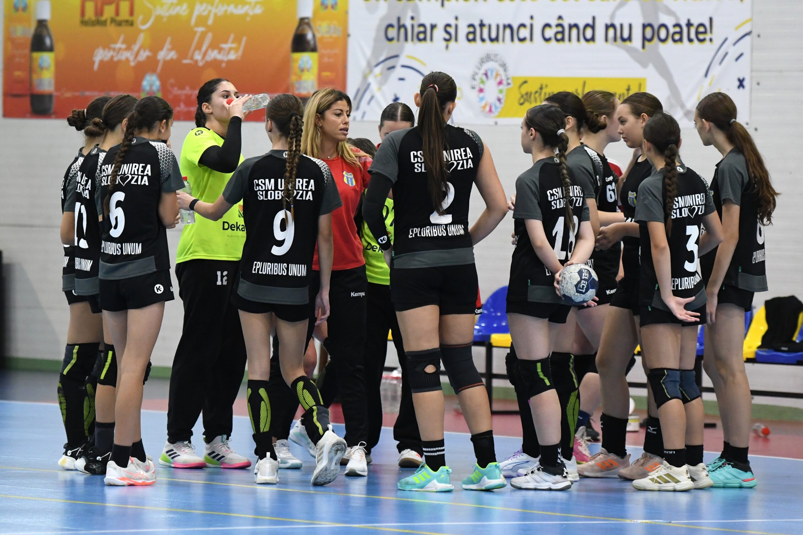 Echipa de handbal feminin a CSM Unirea Slobozia în timpul unui meci Echipa de handbal feminin a CSM Unirea Slobozia în timpul unui meci