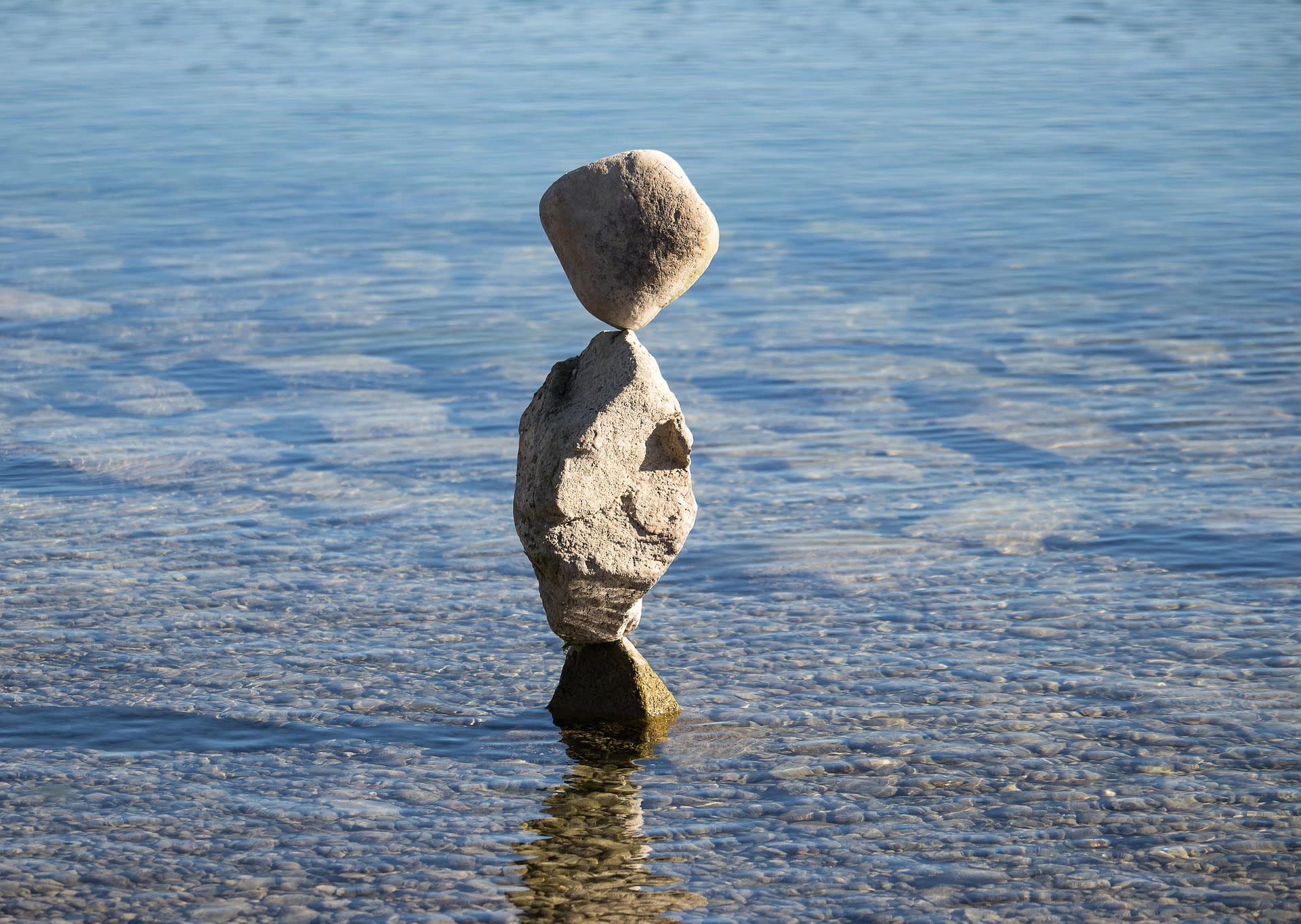 persoană meditând, simbol al discernământului creștin