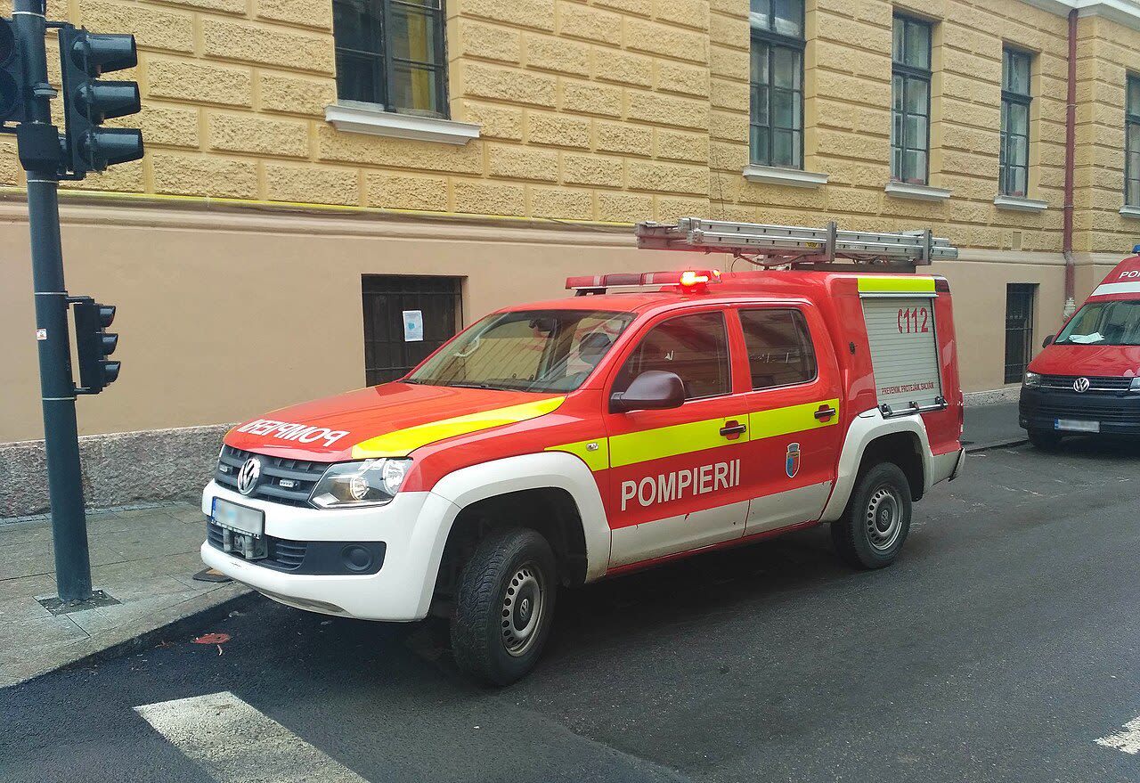 Incendiu violent în Arad: două acoperișuri și trei anexe au ars
