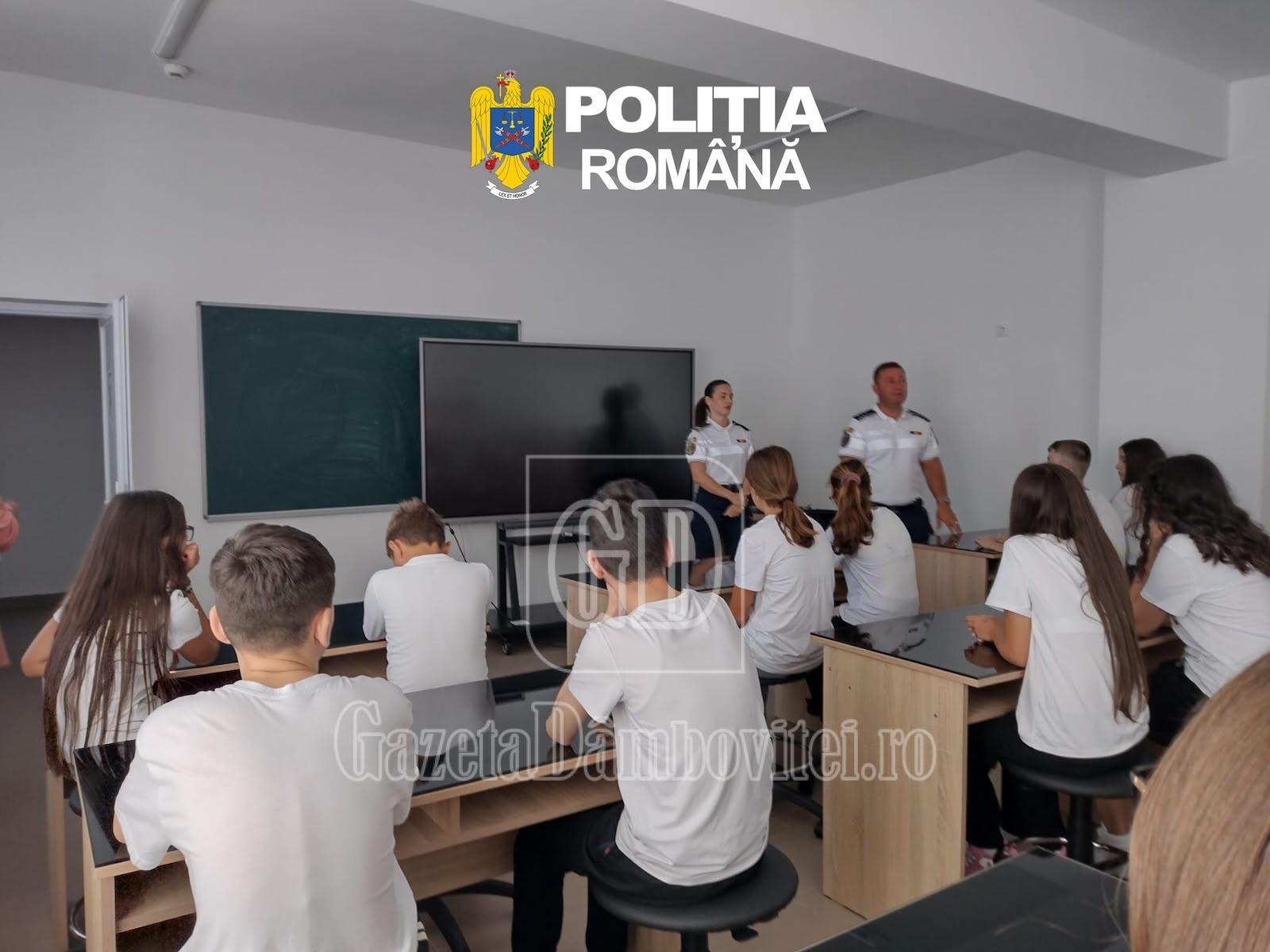 polițiști în școală, elevi și cadre didactice