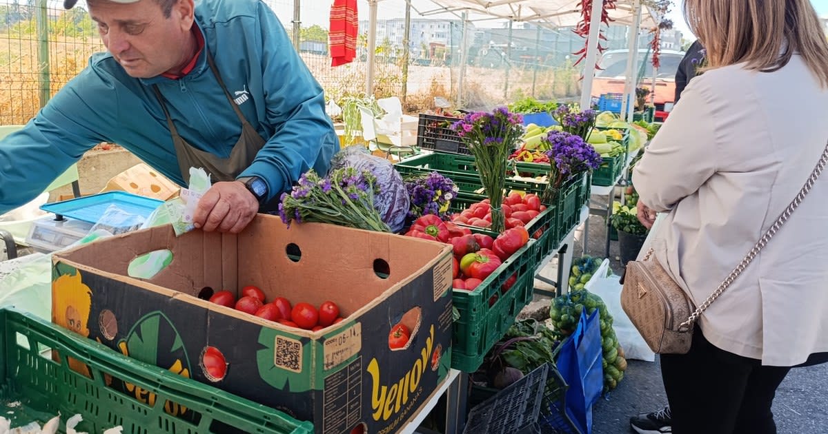 Legume proaspete pe taraba de piață, Slatina Legume proaspete pe taraba de piață, Slatina