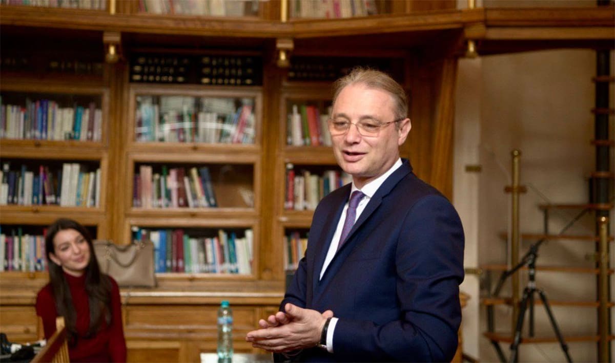 Luca Niculescu în timpul unei discuții politice