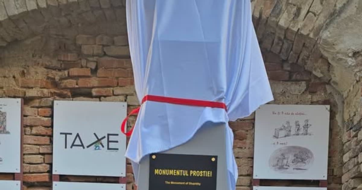 Primul Monument al Prostiei, inaugurat la Brăila de caricaturistul Costel Pătrășcan
