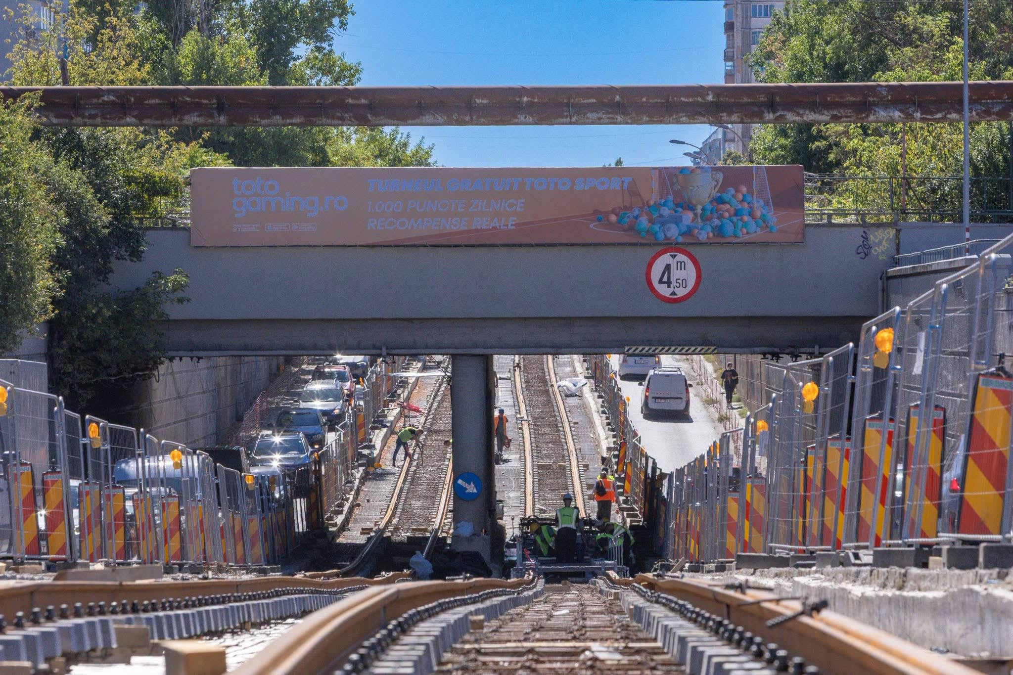 Lucrări asfaltare pe Podul Constanța, muncitori, utilaje Lucrări asfaltare pe Podul Constanța, muncitori, utilaje
