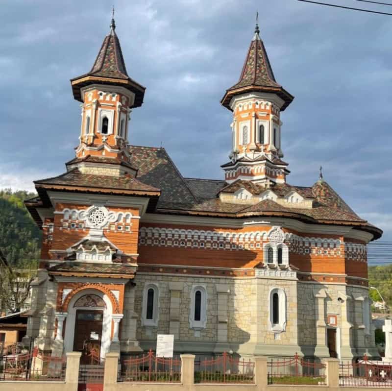 Echipaj de pompieri intervenind la biserica Precista Veche din Piatra Neamț Echipaj de pompieri intervenind la biserica Precista Veche din Piatra Neamț