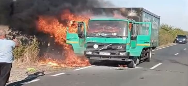 Camion în flăcări pe o șosea din Timiș, intervenție pompieri