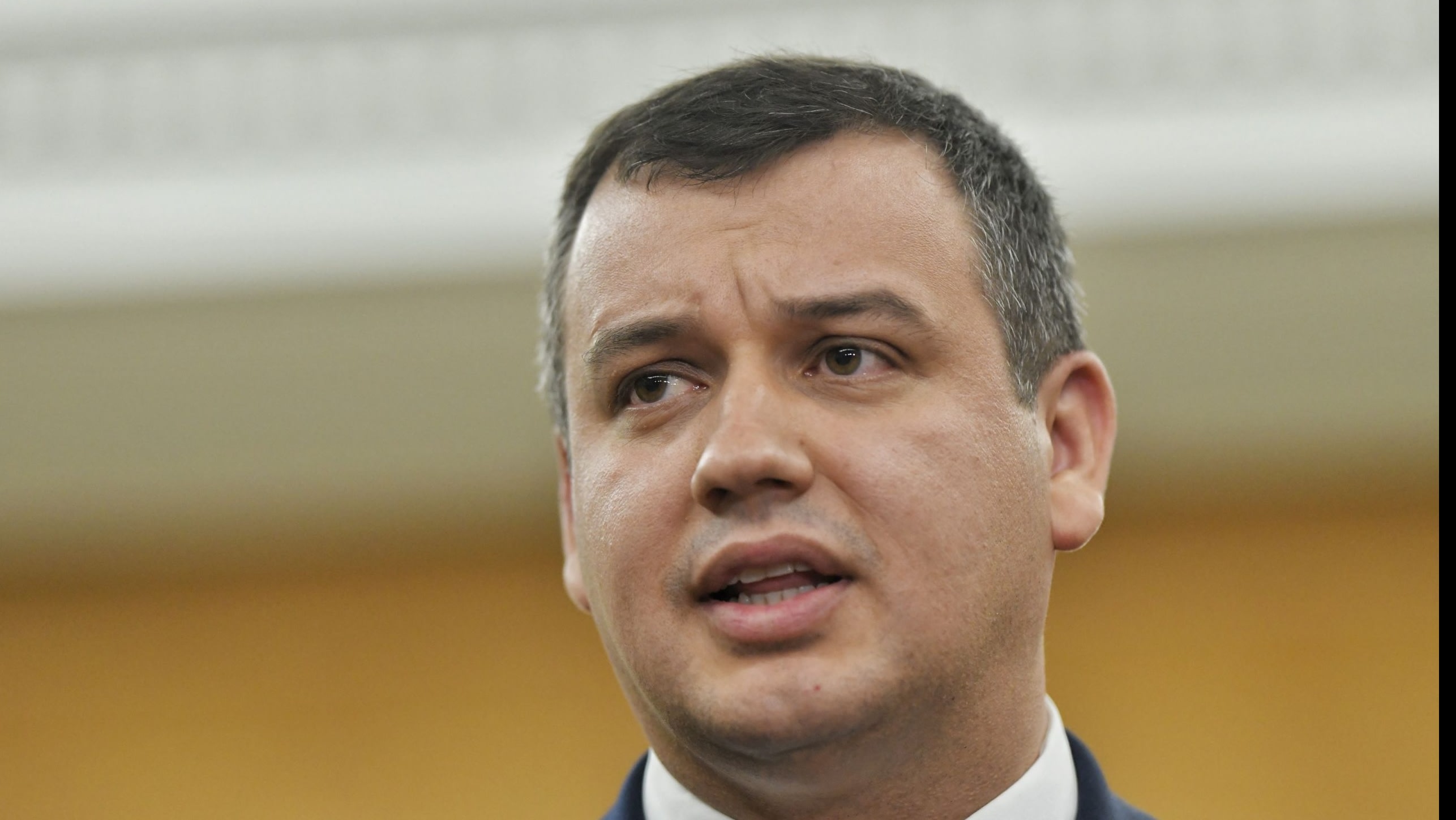 Eugen Tomac în timpul unei declarații publice