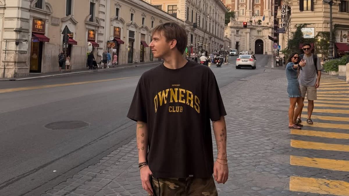 Artistul român Zodier face autostopul din București până la Cluj pentru promovarea albumului său