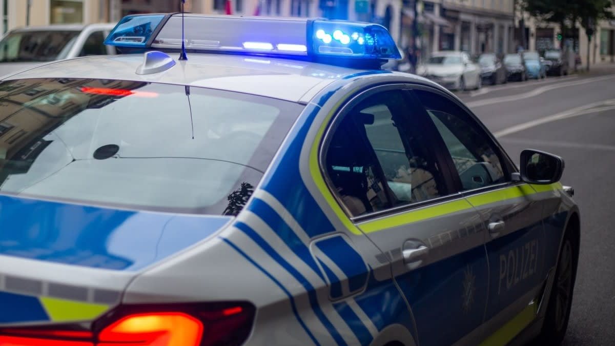 bărbat prindând o fetiță de șase ani în brațe în fața unei clădiri