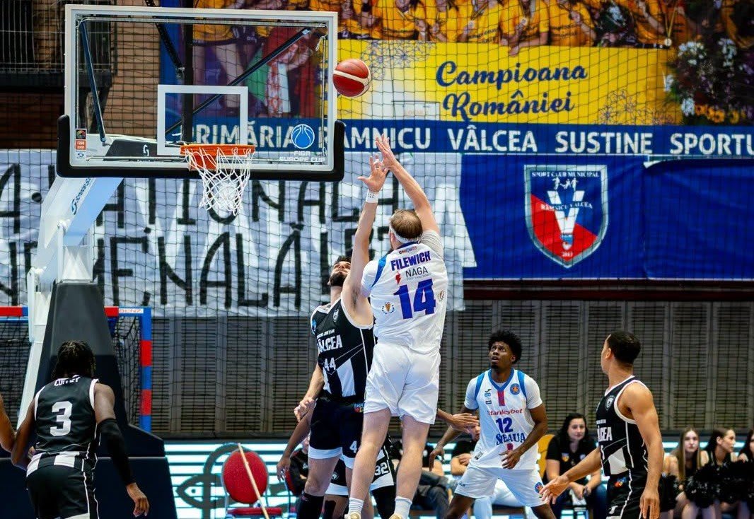 jucători de baschet în acțiune în sala de sport jucători de baschet în acțiune în sala de sport
