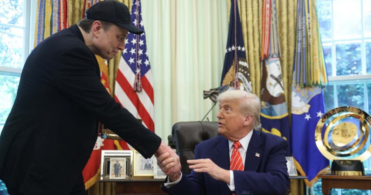 Elon Musk, decorat joi de Donald Trump pentru contribuții la știință