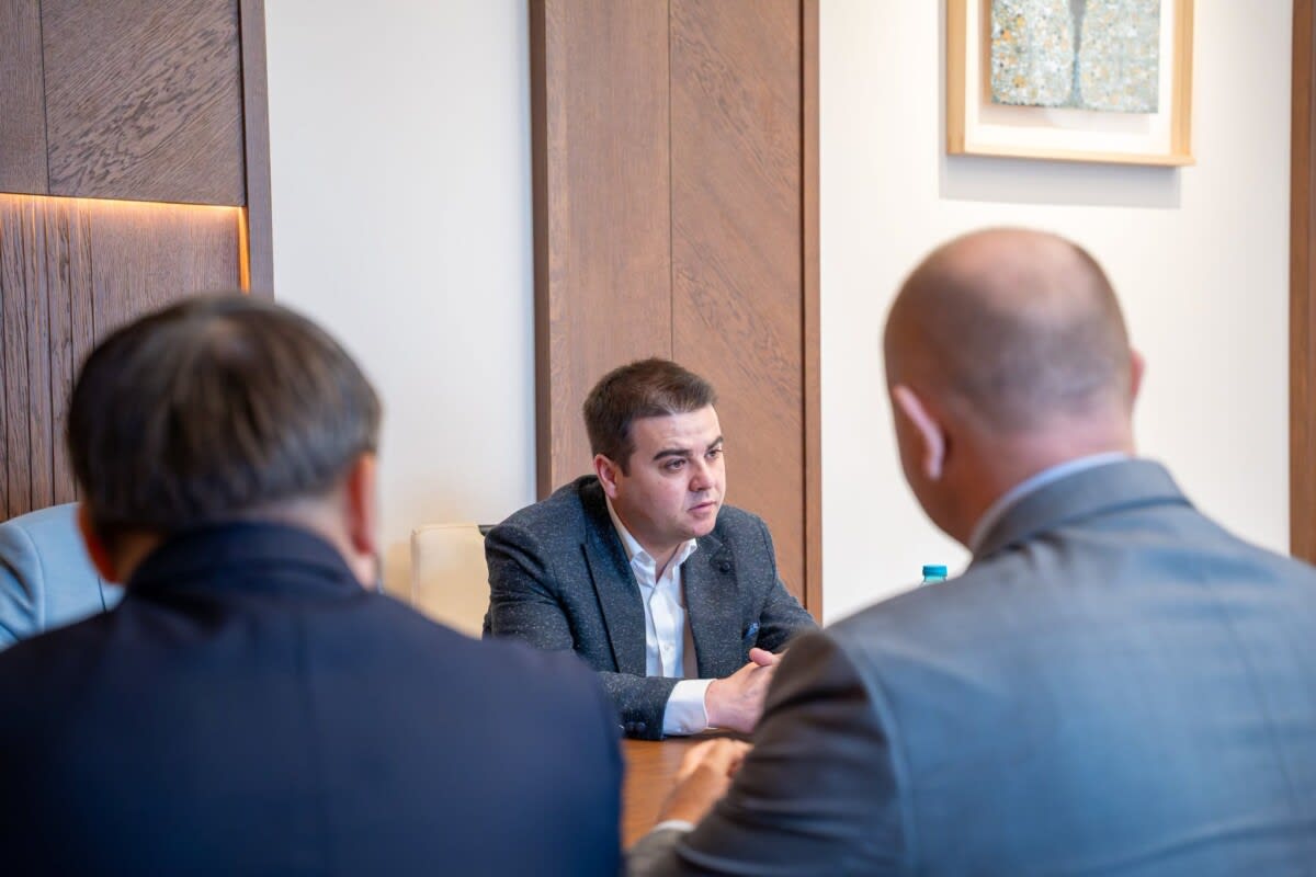 Gheorghe Șoldan și delegația din Cernăuți discutând despre proiecte