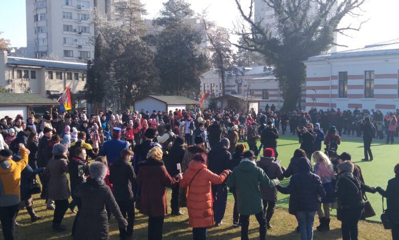 elevi oferind cărți în parc elevi oferind cărți în parc