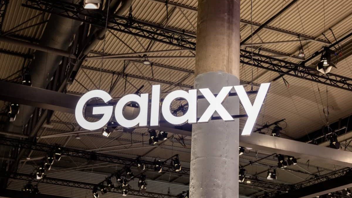 Logo Samsung pe un stand expozițional