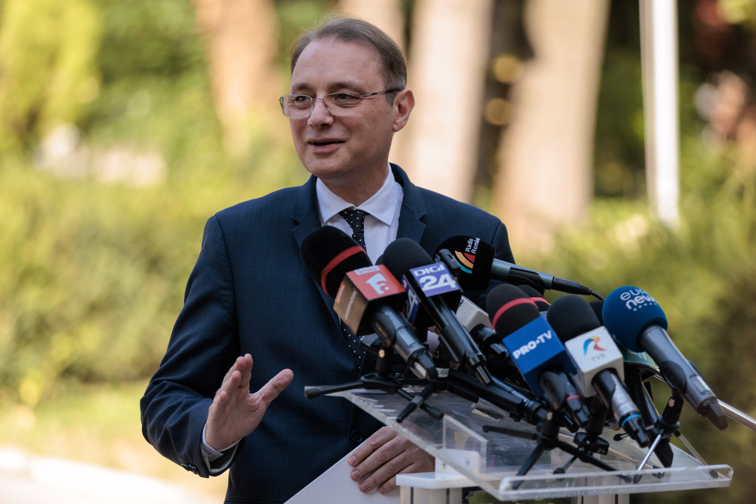 Luca Niculescu la o conferință de presă