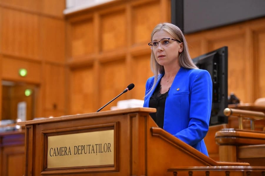 Raisa Enachi la tribuna Camerei Deputaților