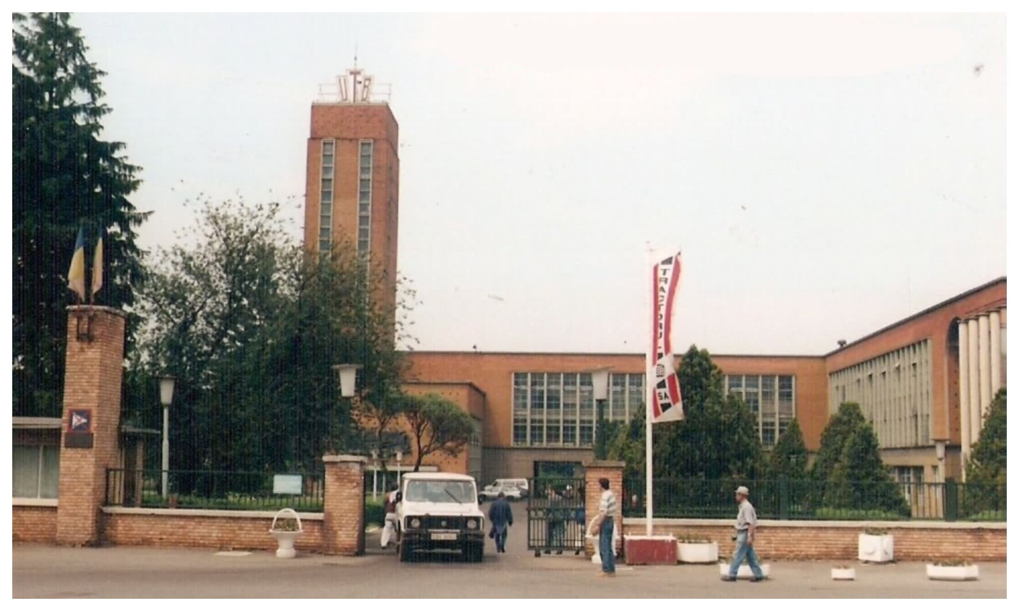 Sloganul prieteniei româno-sovietice, păstrat pe clădirea Uzinei Tractorul din Brașov