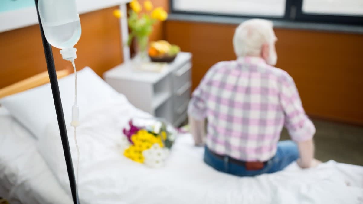 Pacient cu perfuzie la spital