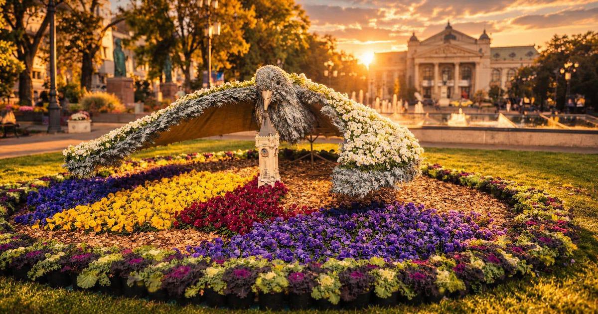 aranjament floral cu miniatura Palatului Culturii aranjament floral cu miniatura Palatului Culturii