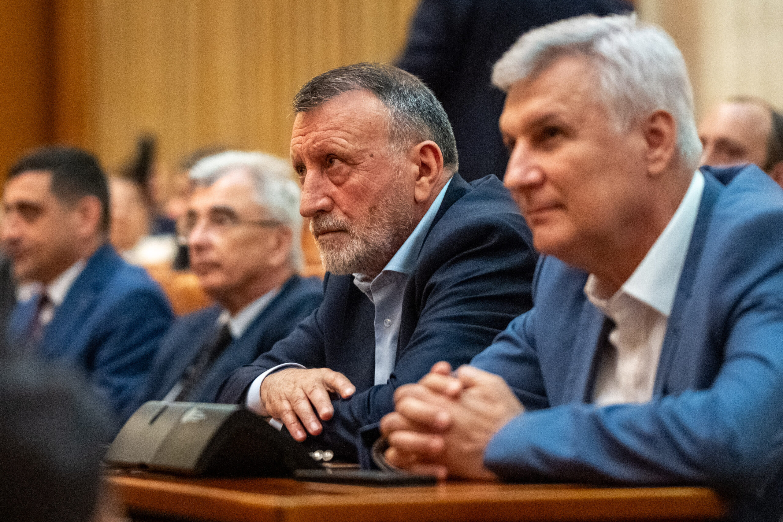 Paul Stănescu la o conferință de presă Paul Stănescu la o conferință de presă