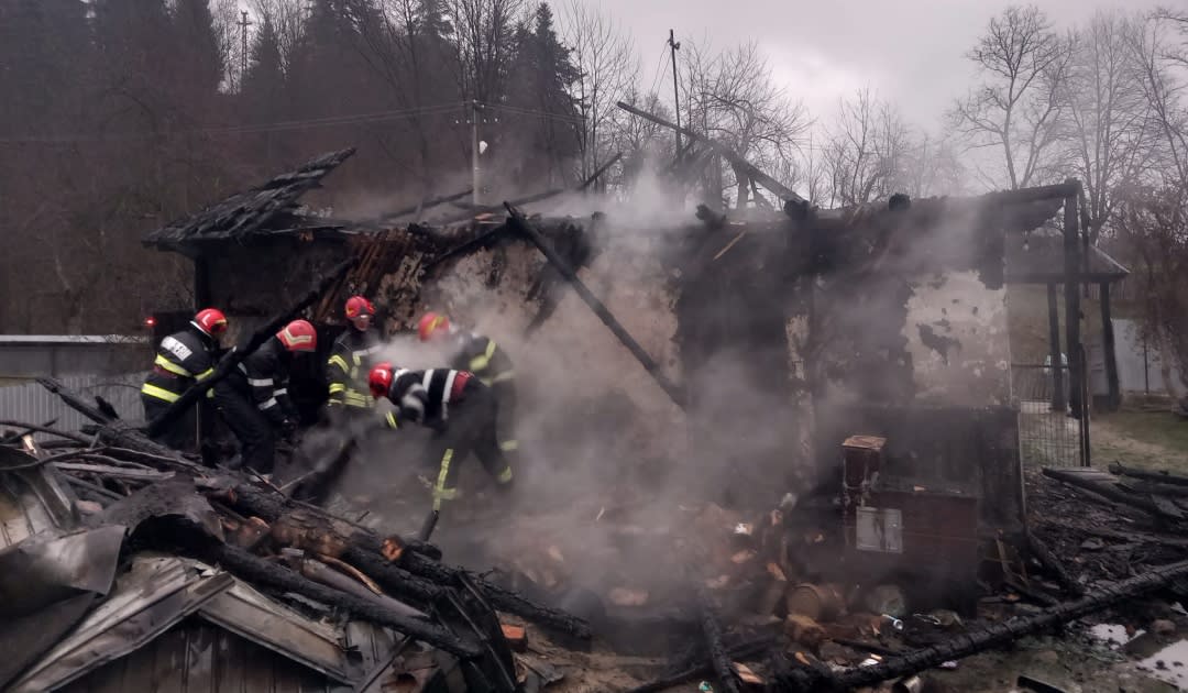 Un incendiu a distrus o locuință și două anexe în comuna Tazlău