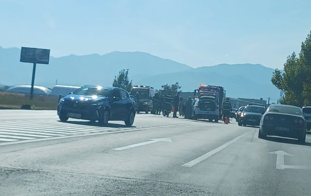 Accident la intrarea în Stupini, Brașov, cu echipaje SMURD și descarcerare